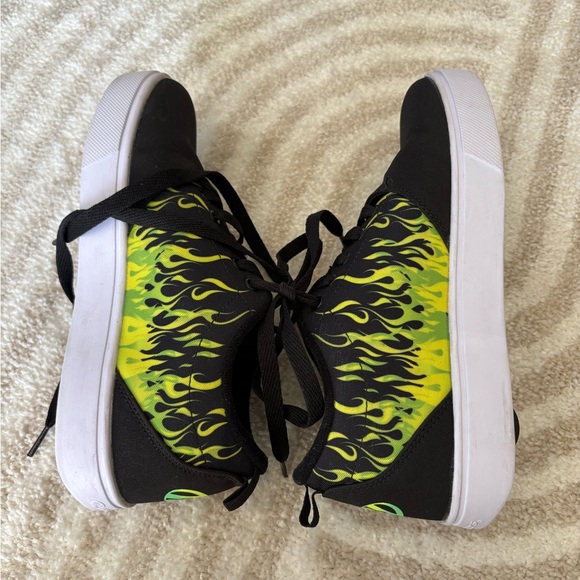 Heelys Black Shoes with Vibrant Green Flames with WHEELS Sz 5 - Picture 2 of 11